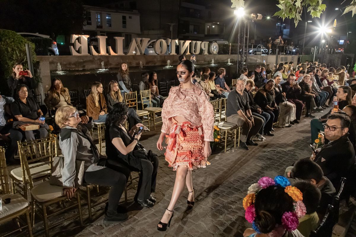 Pasarela de Calaveras y Catrinas 2026, organizada por Zihuame Mochilla y Punto Valle, exhibió diseños de estudiantes de la Licenciatura en Diseño de Moda de la Universidad de Monterrey
