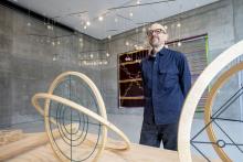 Reinterpreta Santiago Borja el pensamiento crítico con estructuras de análisis visual