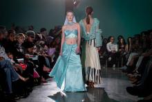 Innovan estudiantes en moda mediante la resignificación de obras contemporáneas
