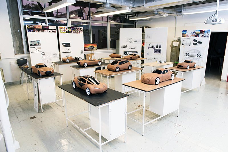 Exhibición de prototipos realizados por estudiantes de la carrera de diseñador industrial